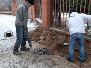 Демонтаж забора с использованием отбойных молотков и вручную